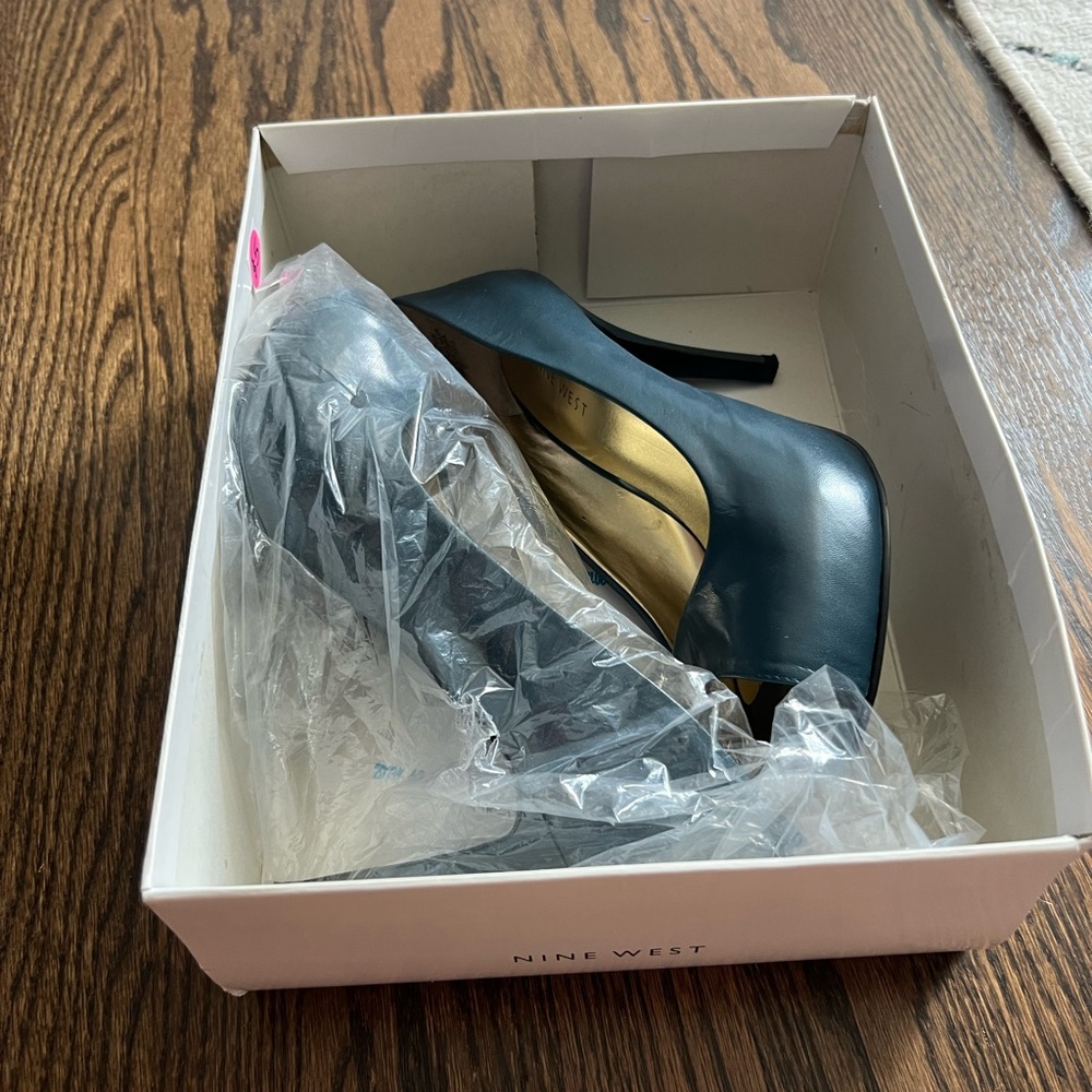 Nine West Navy Heels / size 7 / great condition